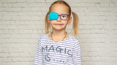 ما أسباب الرمش عند الأطفال؟.. فتش عن قصر النظر 