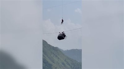 السلطات الباكستانية تنجح في إنقاذ 4 أطفال من التلفريك المعلق 