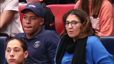 والدة مبابي تُهاجم إدارة باريس: «عاملوه مثل الكلب».. وأمير قطر يتدخل