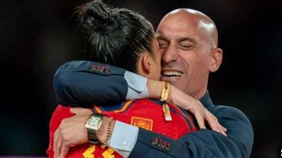 بسبب واقعة جيني هيرموسو.. بورخا إغليسياس لاعب ريال بيتيس ينفجر غاضبا من لويس روبياليس 