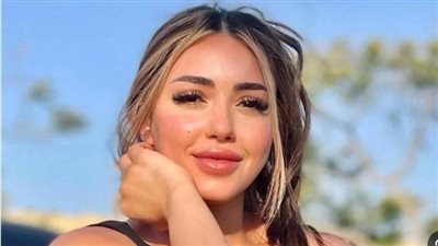 مرتدية فستانًا أبيض طويلًا يكشف عن كتفيها وبطنها..سارة سلامة تلفت الأنظار في جلسة تصوير جديدة