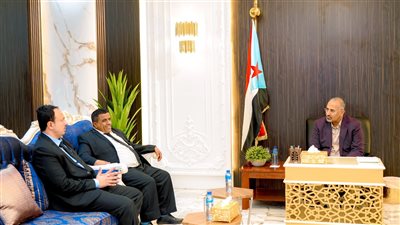 الزُبيدي يشدد على أهمية أن يُعزز البنك المركزي بالمهرة من دوره الرقابي على البنوك التجارية وشركات الصرافة