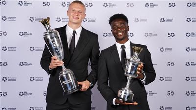 هالاند يفوز بجائزة رابطة اللاعبين الإنجليزية.. وساكا أفضل لاعب شاب