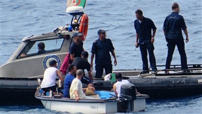 إيقاف 24 مهاجرًا غير شرعي في الجزائر