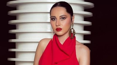 مرتدية فستانا باللون البينك الفاتح واتسم بقماش قشر السمك اللامع.. ياسمين رئيس تتصدر التريند بإطلالة جديدة 