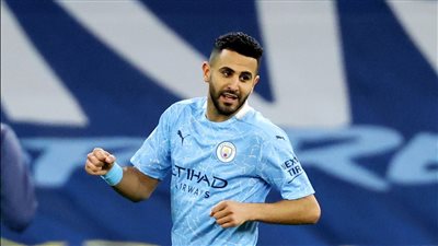 دوري روشن.. فيديو يوثق مشاجرة بين رياض محرز لاعب نادي أهلي جدة وبيتروس لاعب نادي الفتح