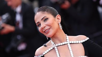 مرتدية فستان جرئ وقصير احمر اللون.. منى زكي تتصدر تريند جوجل بصور جديدة