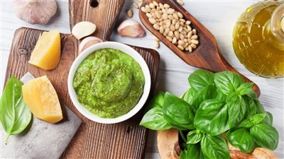 طريقة عمل صوص البيستو الأصلي بالتفصيل.. إليكِ بديل الريحان والصنوبر