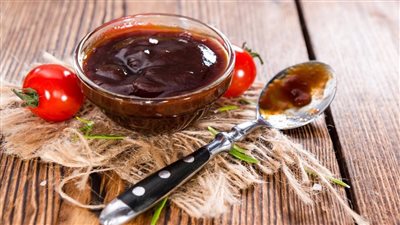 طريقة عمل صوص الباربكيو بالعسل الأسود.. نصائح لإضفاء نكهة مدخنة