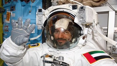 طفولة رائد الفضاء سلطان النيادي.. ومسيرته وتعليمه من البداية للنهاية