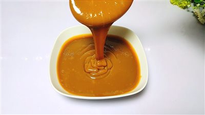 طريقة عمل صوص الكراميل بالنشا والحليب.. صلصة حلويات مثالية