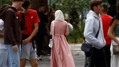 مجلس الدولة الفرنسي يحظر ارتداء العباءة للفتيات المسلمات في المدارس