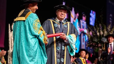 جامعة إيست لندن تمنح الدكتوراه الفخرية لوزير التعليم العالى 
