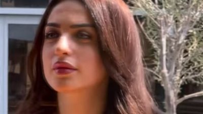 بفستان طويل كت باللون الأسود من الحرير بفتحة.. ياسمين عز تشعل مواقع التواصل الاجتماعي (صور)