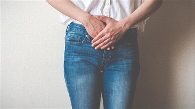 أسباب سلس البول بعد الولادة.. عرض مؤقت يزول تلقائيا