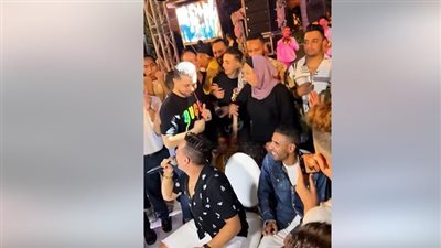 فيديو يوثق لحظة احتفال مؤمن زكريا بعيد ميلاد ابنته الأول 