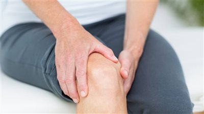 بعد تأكيد إصابة اللاعب عبدالله عطيف.. متى نصاب بالرباط الصليبي وأعراضه؟