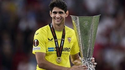 ياسين بونو يتصدر قائمة المرشحين على جائزة أفضل حارس مرمى 