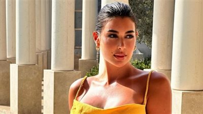 مرتدية توب كت جذاب ابيض اللون وتركت شعرها منسدلا.. ياسمين صبري تتصدر التريند