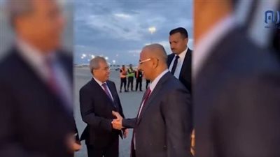 لحظة وصول الزُبيدي لمطار جون إف كينيدي الدولي بنيويورك (فيديو)