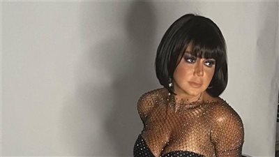 بفستان مفتوح عند الصدر أبيض اللون.. إطلالة جريئة للنجمة 