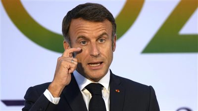 ماكرون يفتح الباب أمام تجربة الزي الموحد في بعض المدارس