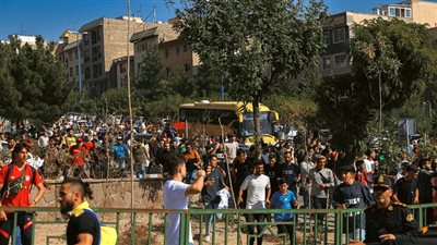 استقبال تاريخي حافل للنصر في إيران.. وسجادة 