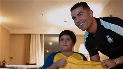 بلفتة إنسانية.. رونالدو يحقق أمنية طفل إيراني 