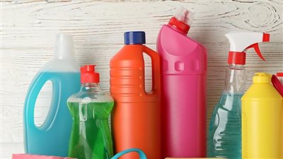 مخاطر المنظفات المنزلية.. تجنبي الرذاذ القاتل في بيتك