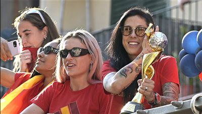 اتهامات بالتلاعب وإيقاف وغرامات.. صاحبة القبلة الشهيرة تُشعل أزمة جديدة في إسبانيا