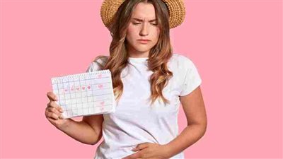 ماذا يحدث للمرأة عند الدورة الشهرية.. 4 مراحل من التغيرات الهرمونية