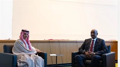 وزير الخارجية السعودي يلتقي رئيس مجلس السيادة الانتقالي السوداني