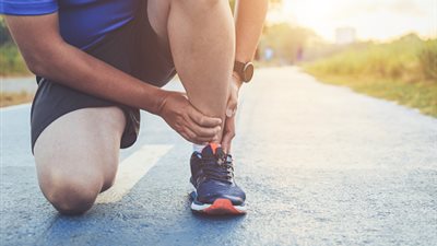 أسباب متعددة لألم كعب القدم.. النقرس على رأسها