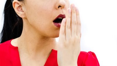 الوقاية من رائحة الفم الكريهة في الصباح.. الترطيب بالماء قبل النوم