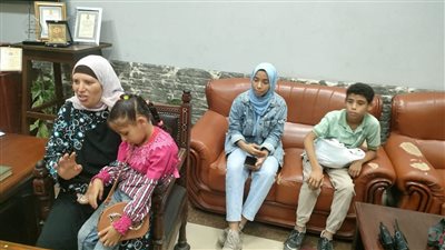 مصر.. تسليم 3 أطفال لوالدتهم بعد أن تحرك قطار بهم دونها من محطة 