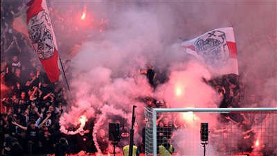 فضيحة أنهاها شغب الجماهير.. إلغاء مباراة أياكس وفينورد بالدوري الهولندي