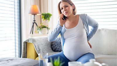 هل آلام الظهر بعد الولادة أمر طبيعي؟.. تحدث فى أى وقت