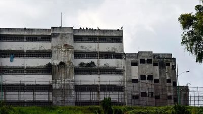 أشبه بالفنادق وتديره 