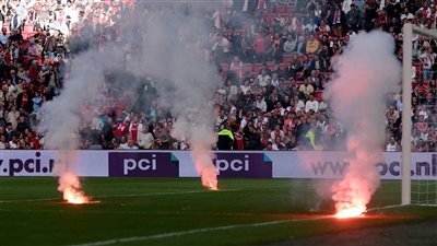 مباراة من شوط واحد.. شغب الجماهير يُفرز قرار غريب في الدوري الهولندي