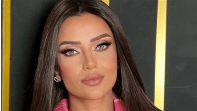 اعتمدت على الضفائر في ستايل شعرها.. إطلالة كاجوال لـ