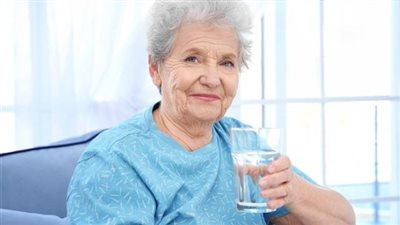 قبل اليوم العالمي للمسنين.. إليكم 5 مشروبات لكبار السن ونظام غذائي صحي