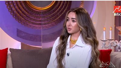 خلال لقائها مع الإعلامي عمرو أديب.. هنا الزهد: أنا كنت زملكاوية وأحمد فهمي خلاني أهلاوية بالعافية