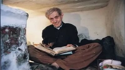 اختبأ 57 عاما بمنزله.. 