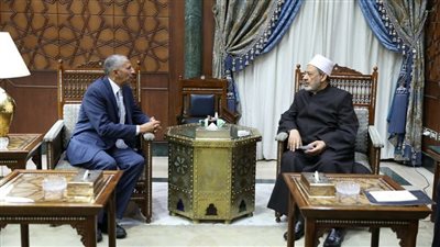 شيخ الأزهر يستقبل سفير مصر لدى الفاتيكان ويبعث رسالة إلى البابا فرنسيس