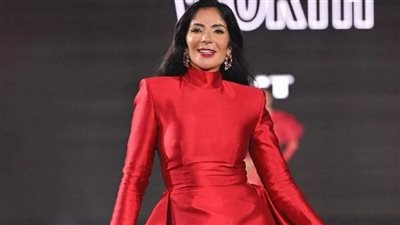 باللون الأحمر القاني.. إطلالة مميزة ونارية للنجمة 