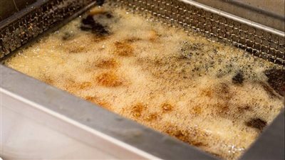 الزيوت المستعملة.. تناولها خطر على صحتك 