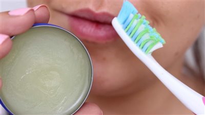 استخدامات الفازلين.. أكثر من 20 استخدام لا يخطر ببالك أهمها تلميع الخشب