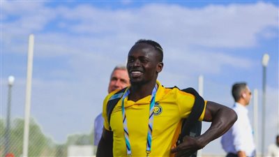 بهتاف المشجع المصري الشهير.. ساديو ماني يمازح حارس النصر (فيديو)