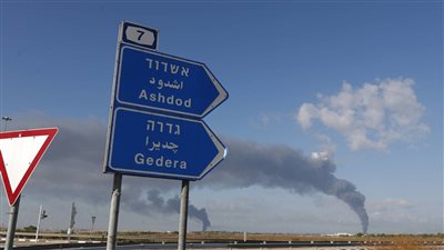 شاهد.. جندي إسرائيلي ينسحب من دبابته بعد تدميرها على يد المقاومة الفلسطينية