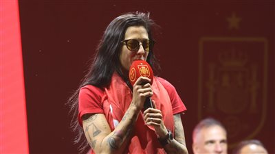 ماذا قالت جيني هيرموسو في شهادتها أمام المحكمة بشأن القبلة الشهيرة؟